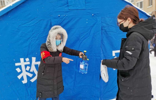 铁选厂党支部书记邱菊在为社区住民邮件消毒。