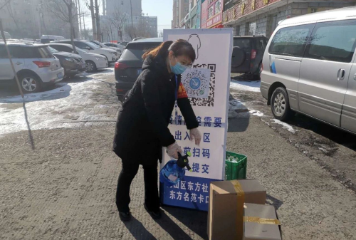 图为七矿公司铁选厂党员张玉莹冲在疫情防控的最前沿，深入社区担当党员自愿者。（傅喜有摄）