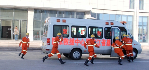 图为：闻警出动，争分夺秒