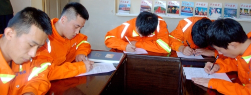 懂营业，更要有知识。一样平常的理论学习不但仅是坐在课堂里听讲，更要在科场上拿出好效果。图为鸡矿救护大队的指战员们在理论学习科场上奋笔疾书。02