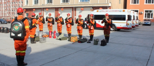 七台河公司救护大队举行冬季高温浓烟演习  张磊摄