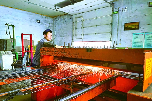 双矿公司选煤公司加工厂干部职工依赖科技立异和实干精神，三年来，他们加工支护网创效112万元，加工白钢筛网节约本钱218万元，为各矿加工种种配件创收10余万元，工人人为实验内部市场化，有了显着增添。图为加工厂职工在加工井下支护网。杨桂珠　图文_副本