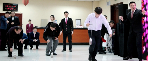 茶话会游艺互动节目“钓瓶”