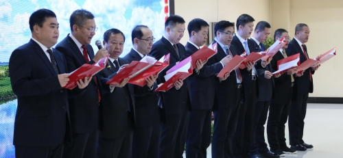 集团总部机关部分总监、高级司理以一首精彩的配乐诗朗诵，深情地表达了全体机关干部对集团公司2020年的优美祝愿。