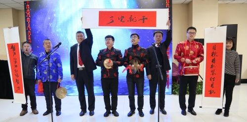 由宣传部编演的三句半“我们”，以诙谐诙谐的体现形式，回首了2019，展望了2020，在会场上掀起阵阵掌声。01