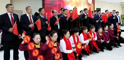 集团公司向导与全体演职职员配合合唱《我和我的祖国》，把迎新春茶话会推向了热潮。01