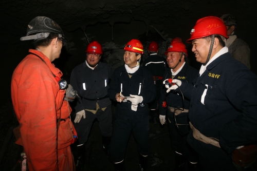 01 鹤岗矿业公司董事长、总司理刘鹏飞在井下检查清静生产事情