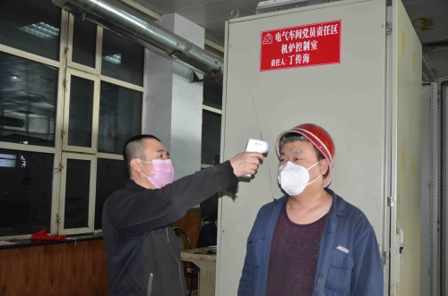 七台河公司热电厂锅炉车间党员班长王培军，疫情时代坚持每班为职工监测体温，耐心嘱咐职工“勤洗手、戴口罩、休息好、兑规作业”，职工亲热地称呼他是“康健管家”。（王贤宝  摄）