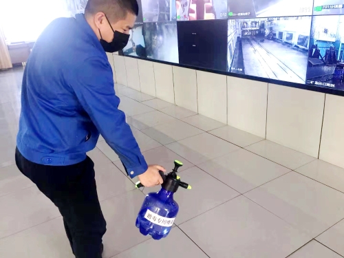 图为东荣二矿事情职员天天对调治中心等主要岗位早中晚三次举行消毒