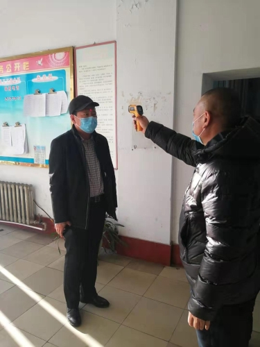 建设装置工程公司用体温枪为员工测体温