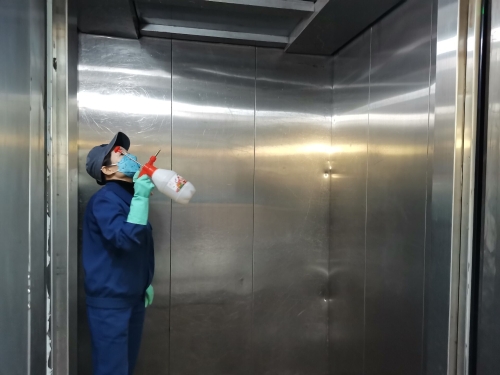 兴安煤矿动力科提升二队绞车司机共产党员任晓霞在电梯内消毒