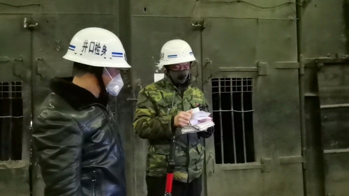兴安矿守卫科井口检身队队长郭新忠（图右）和队员蒋继宏做检身前准备事情