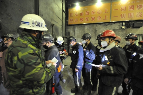 兴安矿守卫科检身职员为春节假期出勤职员举行测温检身。 (2)