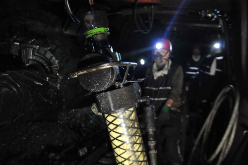 鹤岗矿业公司复工后南山煤矿高等区采煤事人情