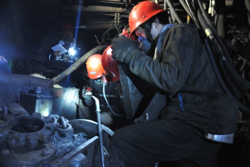 鹤岗矿业公司南山煤矿复工后高等区井下抢修刮板运输机2