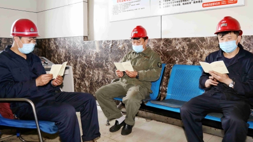 七矿公司上下深入学习贯彻习近平总书记关于清静生产事情主要指示精神。图为龙选厂重选车间班长组织当班职工班中学习习近平总书记关于清静生产事情主要指示精神。_副本