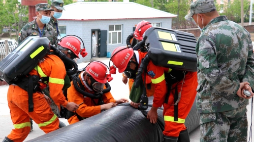 图为：救护大队手艺交锋演习装置局部透风机并接风筒
