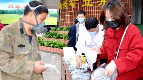 新兴矿开展天下清静宣传咨询日运动，起劲宣传清静知识，切实增强职工掌握清静知识水平，提高清静生产意识，为企业清静高效生长夯实清静基础。_副本