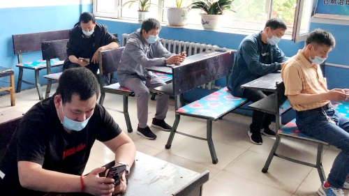 新立煤矿起劲组织干部职工加入矿区工会主理的清静及防疫知识网络答题运动，在全矿规模内营造全员严抓清静生产和常态化疫情防控浓重气氛。 徐丽娟 摄_副本