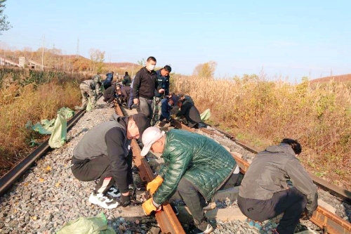 铁路运输部党员干部齐参战  效劳下层到一线