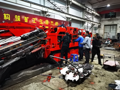 工人在装配电磁控制系统阀组。孙利 摄