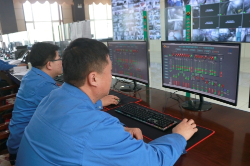 调理监控职员正在使用自动化监控平台测控各项数据