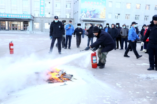 图为东荣二矿举行消防演练  李雪 摄