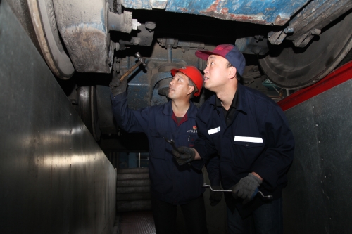 机车磨练工----为确保列车运行清静，铁路运输部机修厂磨练工对每台机车举行精检细修，为机车提供可靠的动力包管。张宪臣 摄