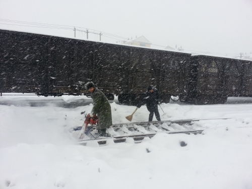 铁路运输部以雪为令实时整理积雪包管清静运输 杨梅 摄