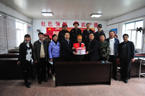 矿区工会事情职员和矿向导为一线工人过生日送祝福