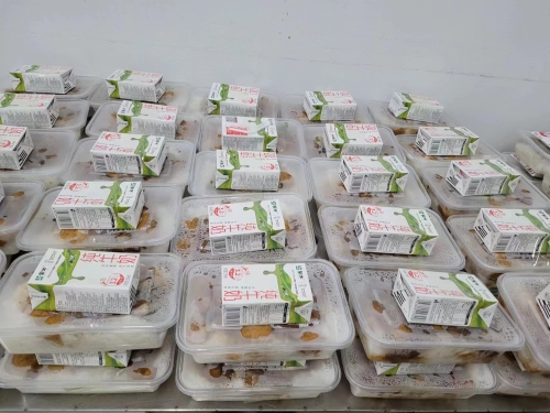 为煤矿生产建设单位井下采掘一线职工、辅助工人增配了盒装牛奶，牛奶经太过装与班中餐一同由送饭职员配送到井下事人情