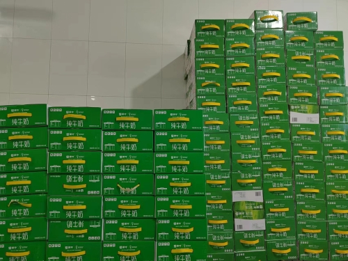 整齐排放待发放的牛奶